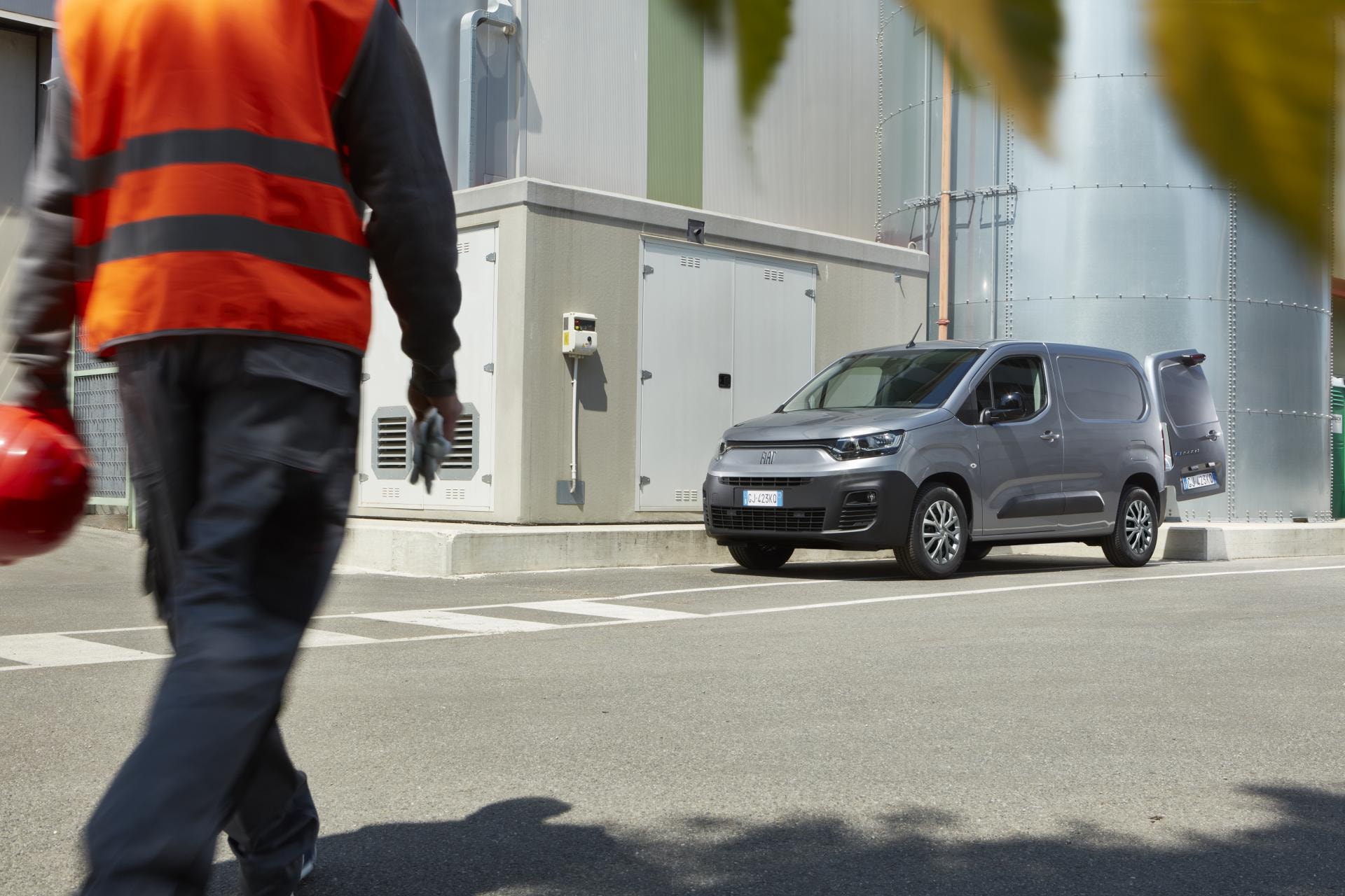 El Fiat Doblò eléctrico en un entorno urbano industrial.