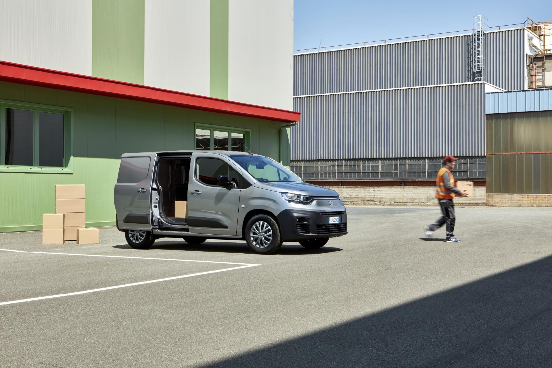 Lateral y parte trasera del Fiat Dobló con las puertas abiertas, ideal para reparto.