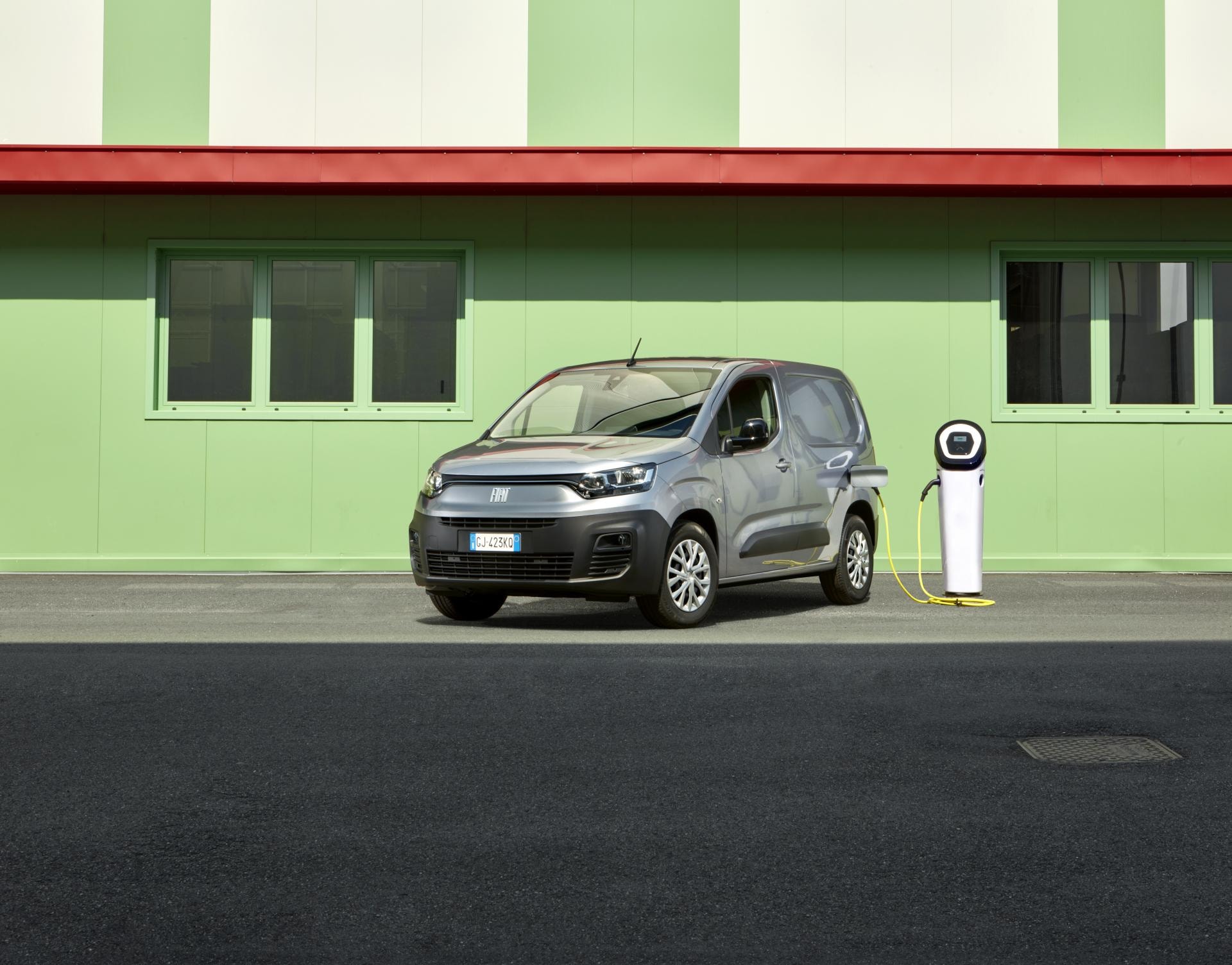 El Fiat Dobló eléctrico estacionado y cargando, destacando su perfil delantero y techo.