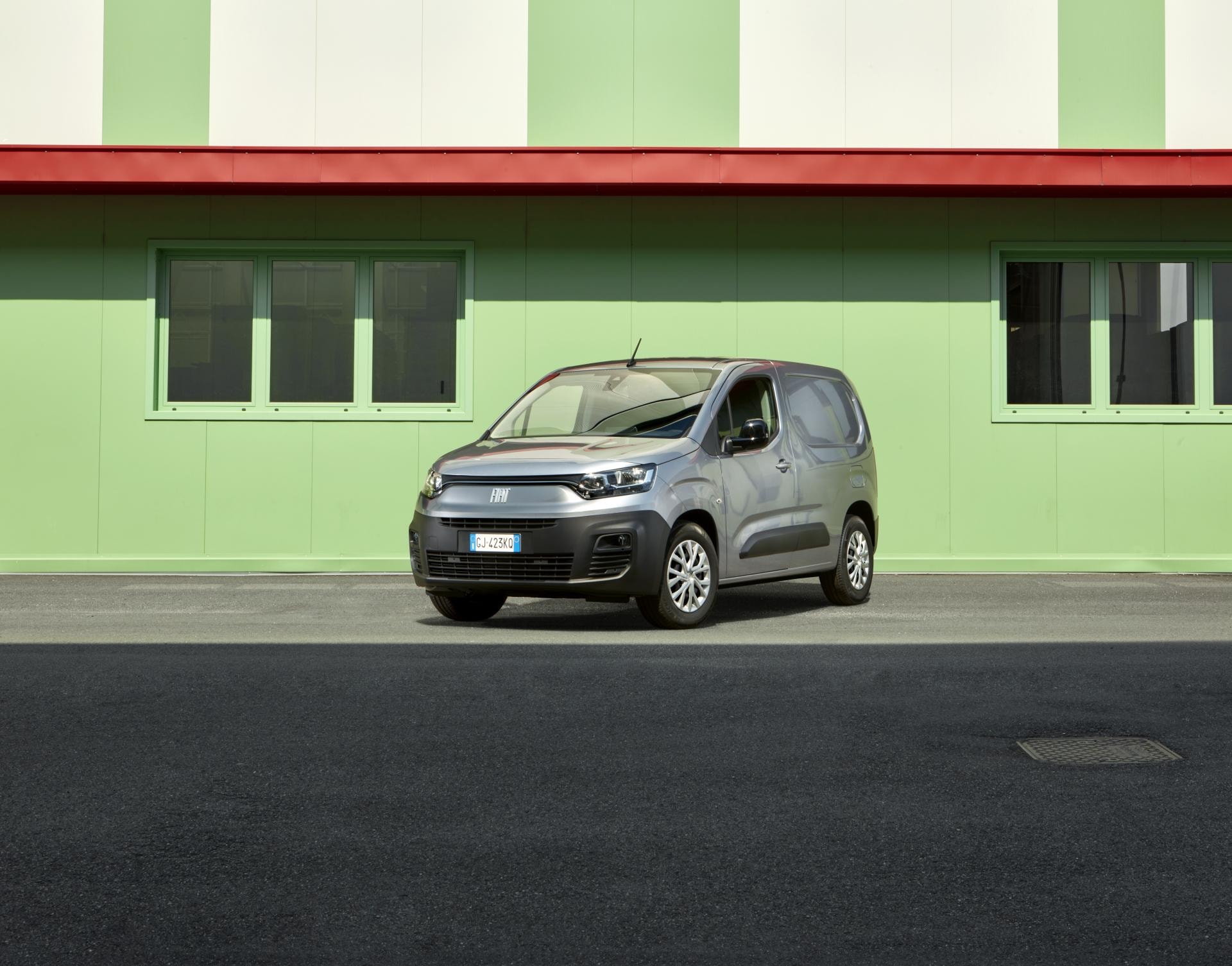 Vista frontal del Fiat Doblò eléctrico mostrando su diseño adaptado a la ciudad.