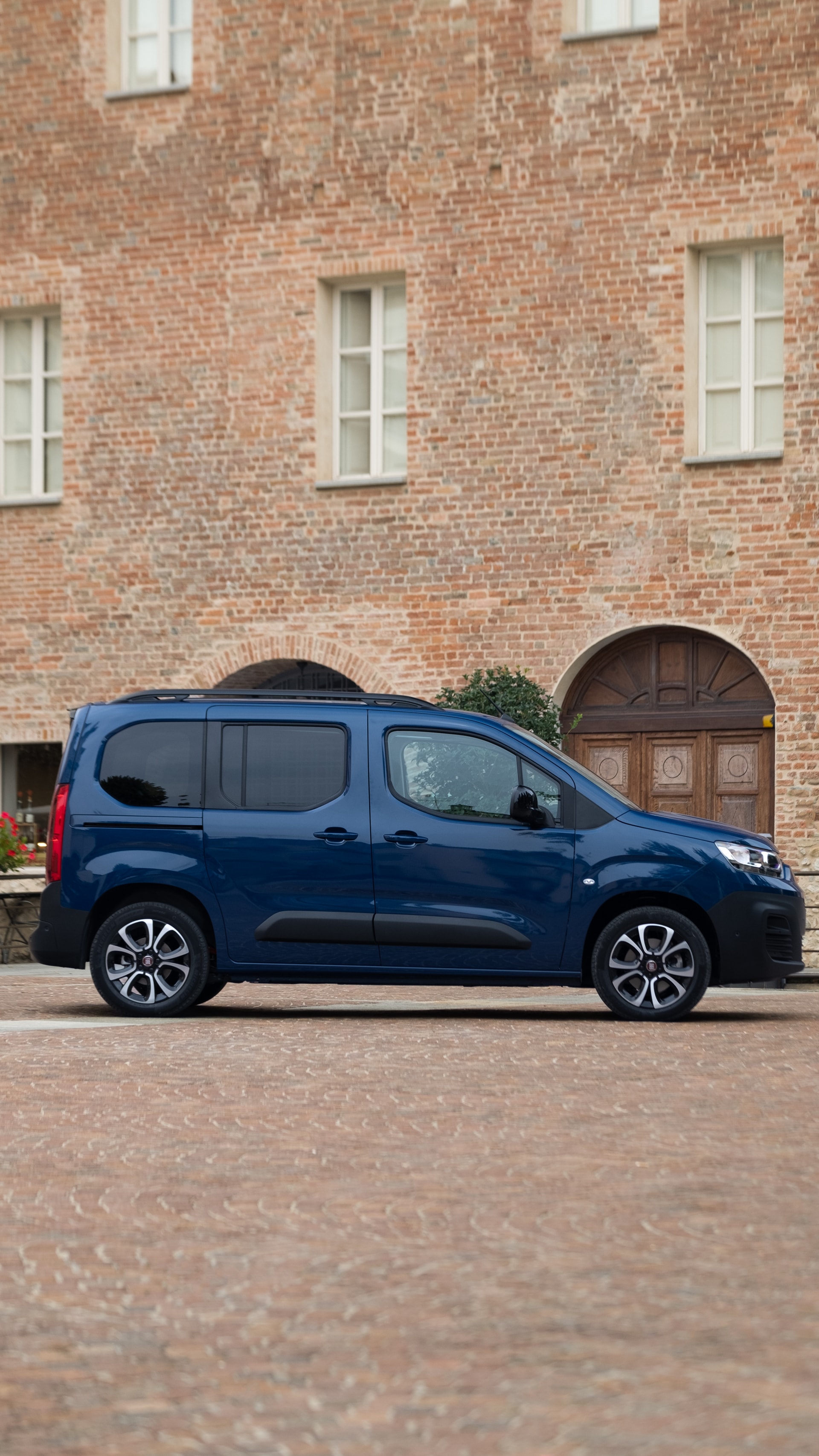 Vista lateral del Fiat Doblò evidenciando su diseño compacto y funcional.