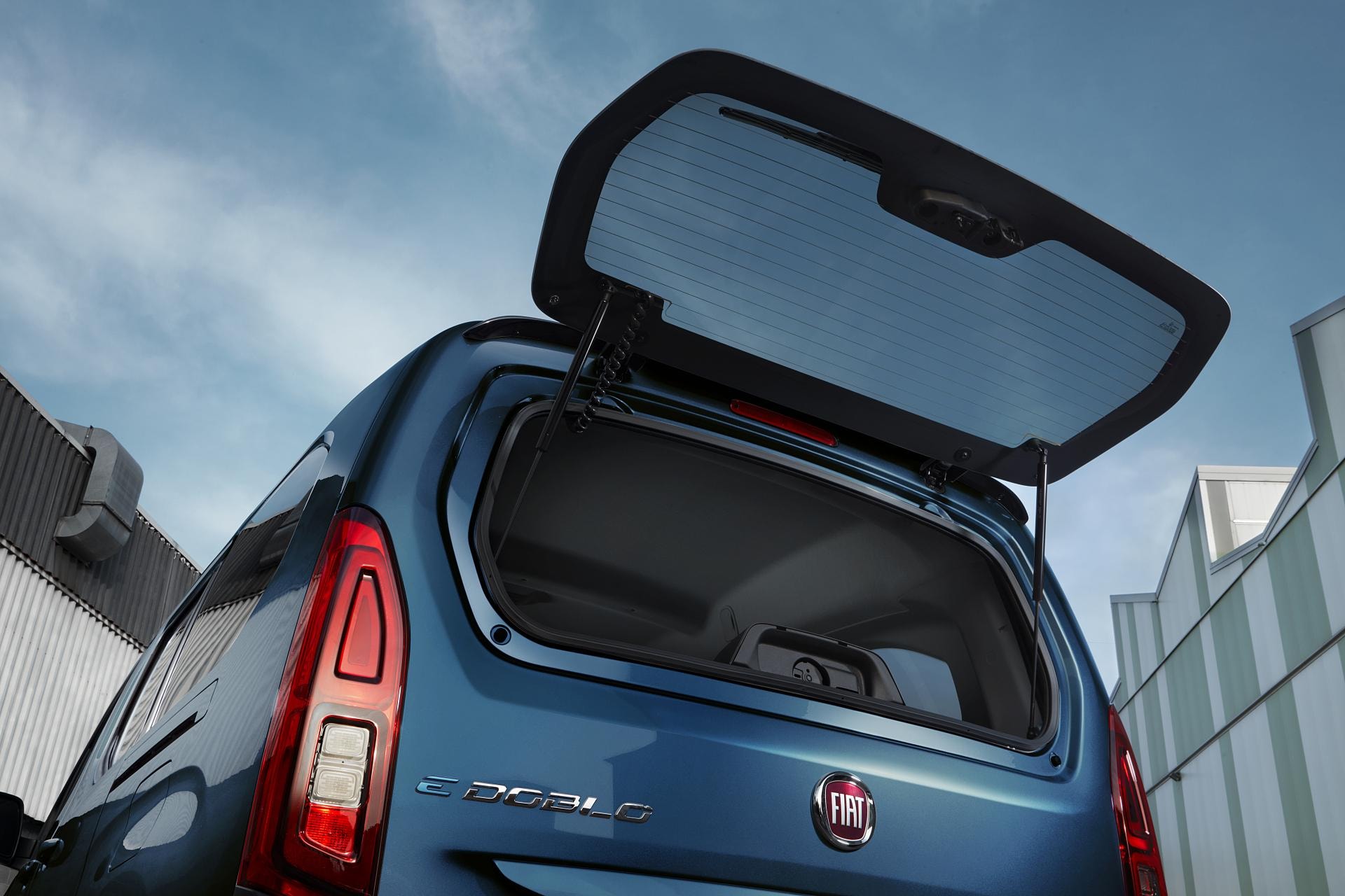 Imagen del maletero abierto del Fiat Doblò, resaltando su capacidad y accesibilidad.