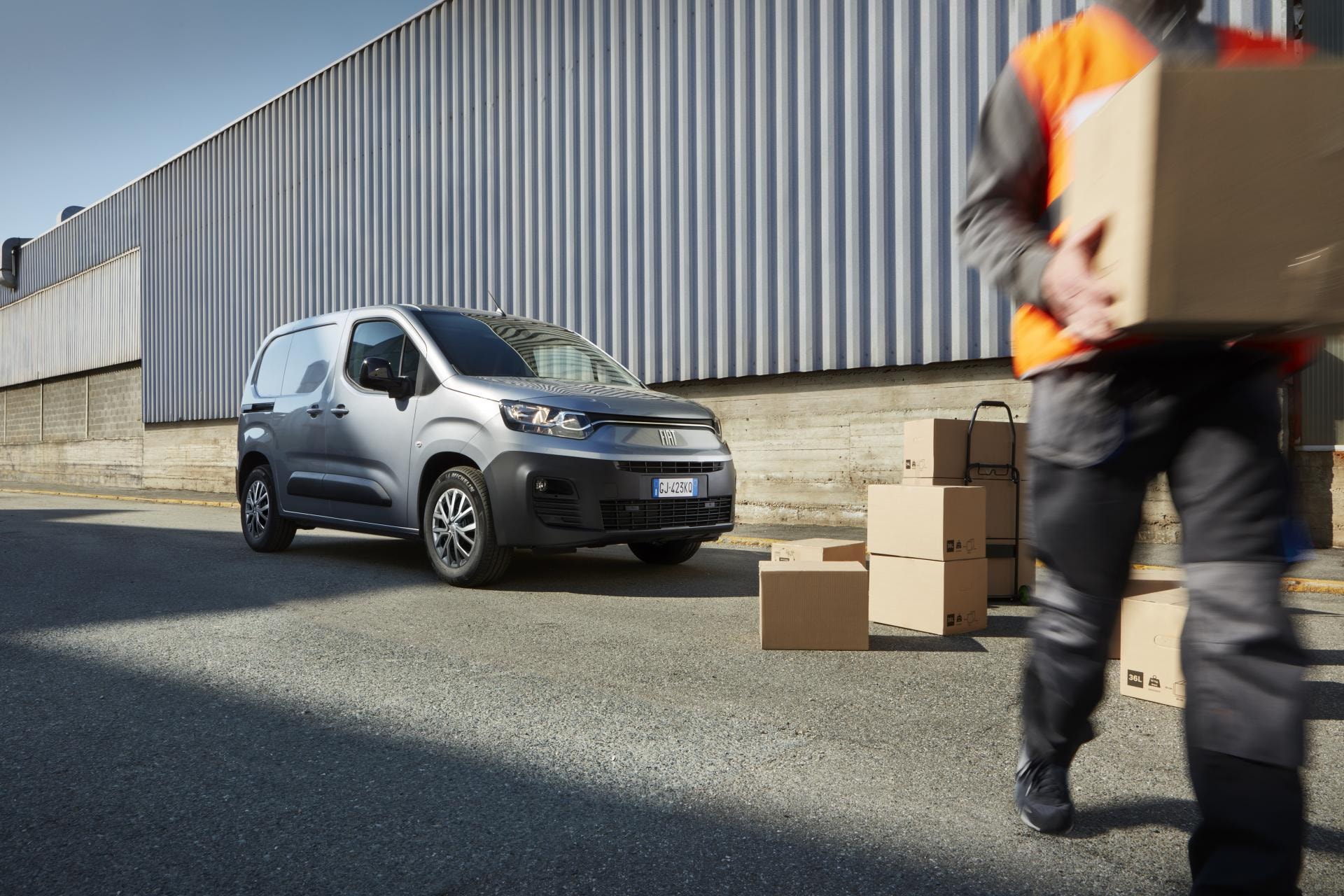 Fotografía del Fiat Dobló en contexto de carga y entrega, mostrando su uso urbano.