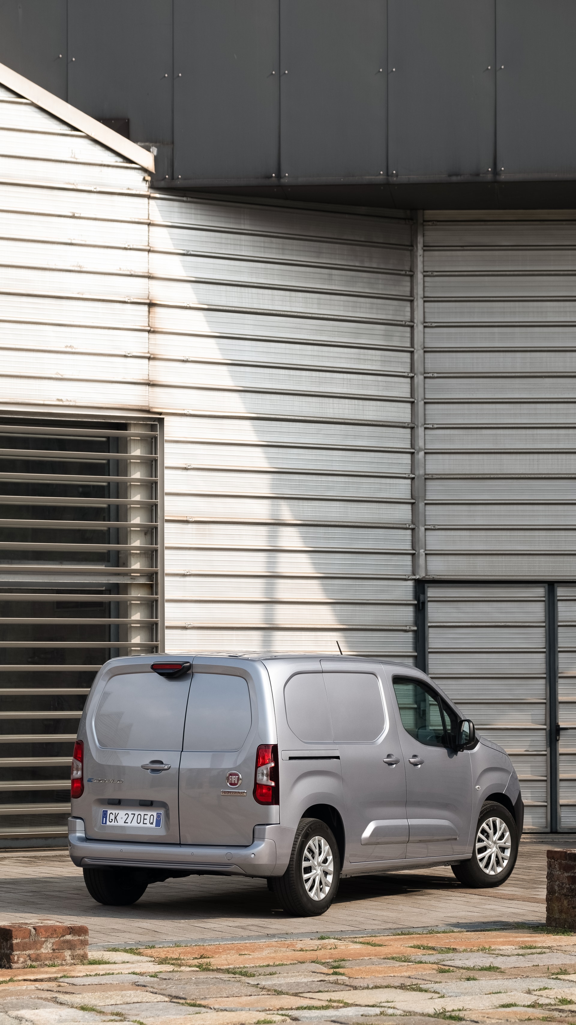 Imagen trasera y lateral del Fiat Dobló eléctrico mostrando sus proporciones.