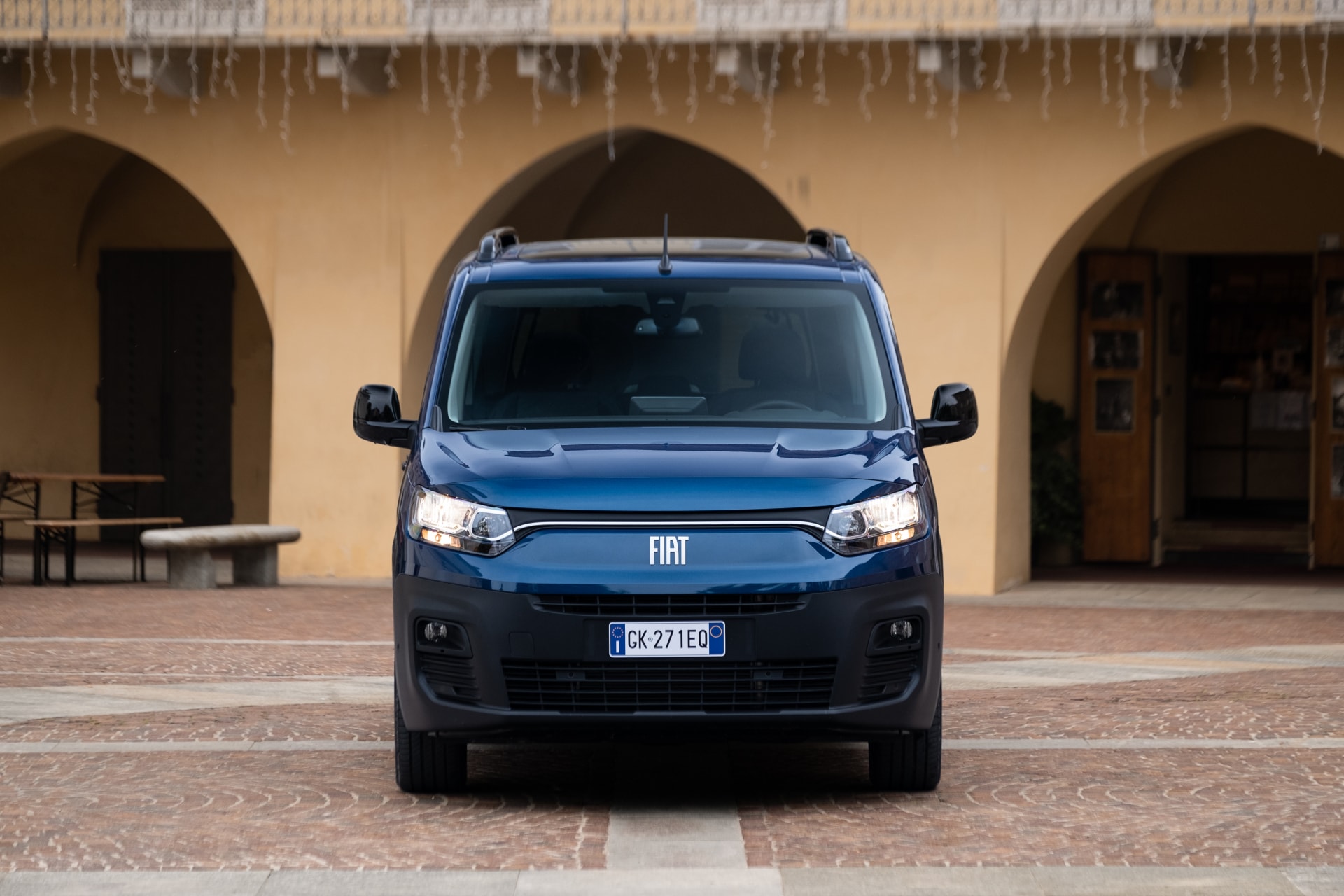 Vista frontal estática del Fiat Doblò eléctrico, mostrando su diseño característico.