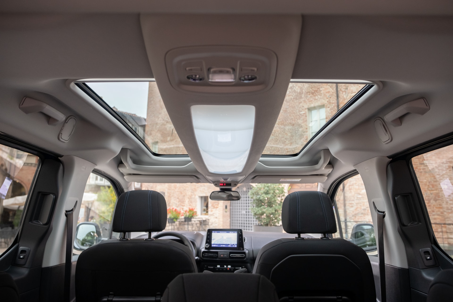 Vista interior del techo panorámico y disposición de asientos del Fiat Doblò eléctrico.