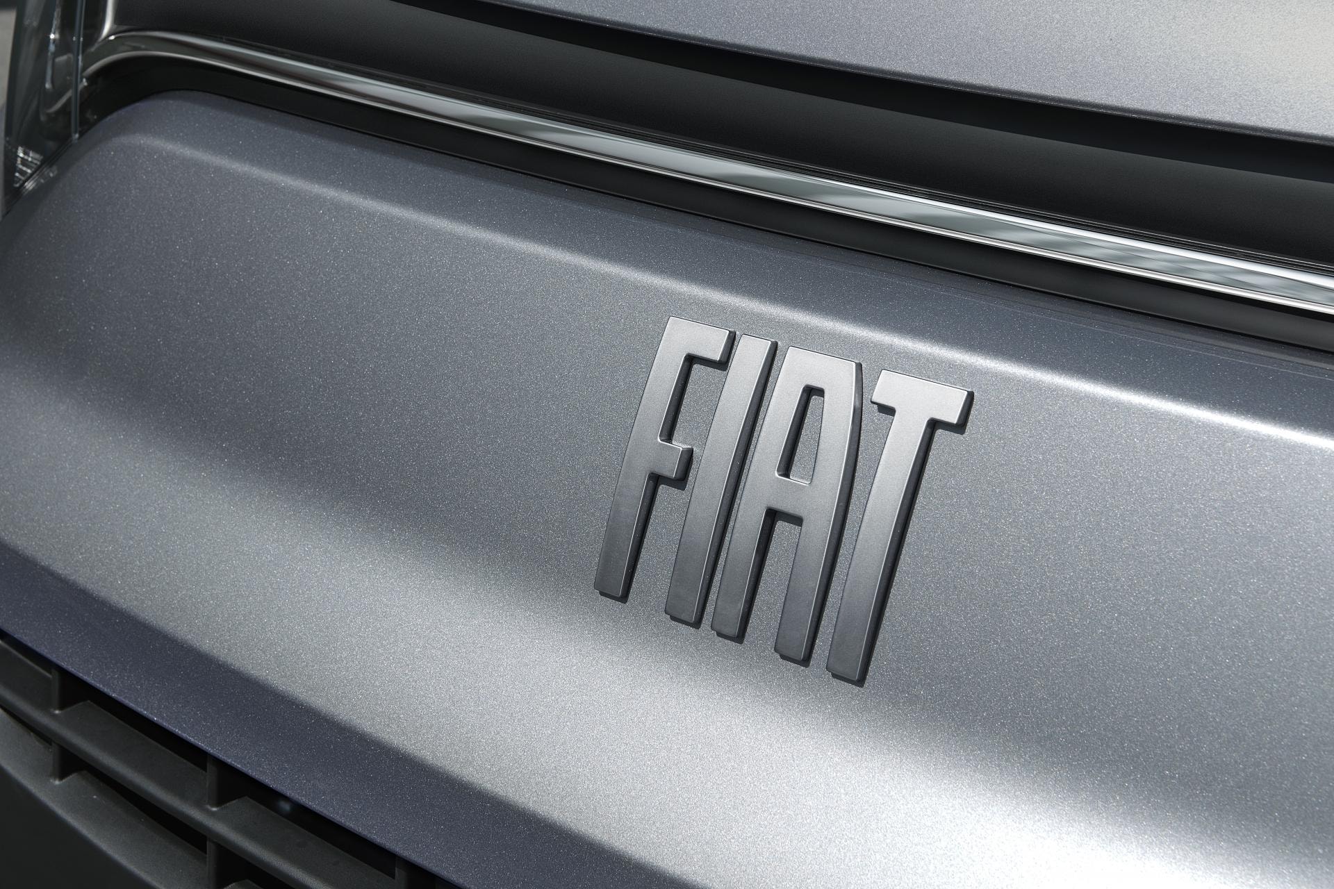 Primer plano del logotipo de Fiat en la parrilla del Dobló.