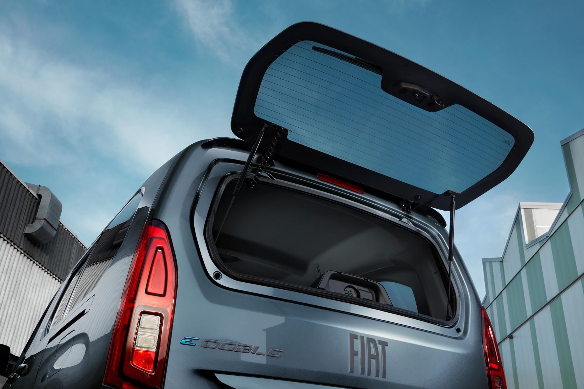 Vista del maletero abierto, resaltando su amplitud y facilidad de acceso.