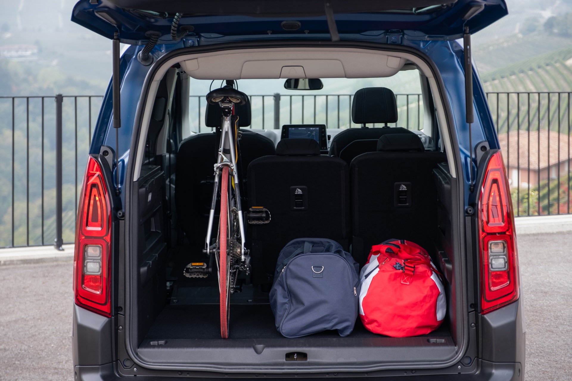 Espacio de carga del Fiat Dobló eléctrico con bicicleta y equipaje.
