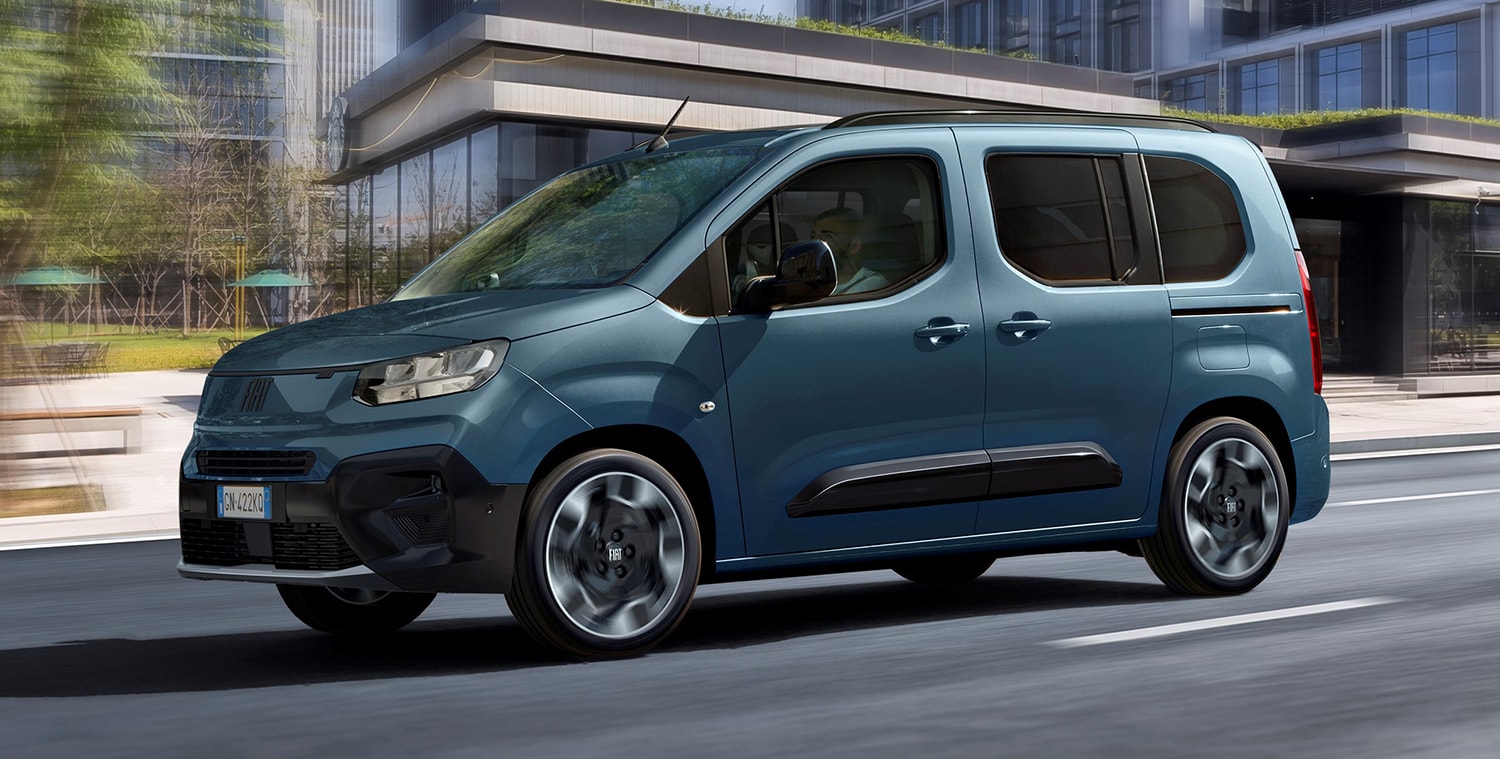Vista dinámica del Fiat Dobló eléctrico mostrando su diseño lateral.