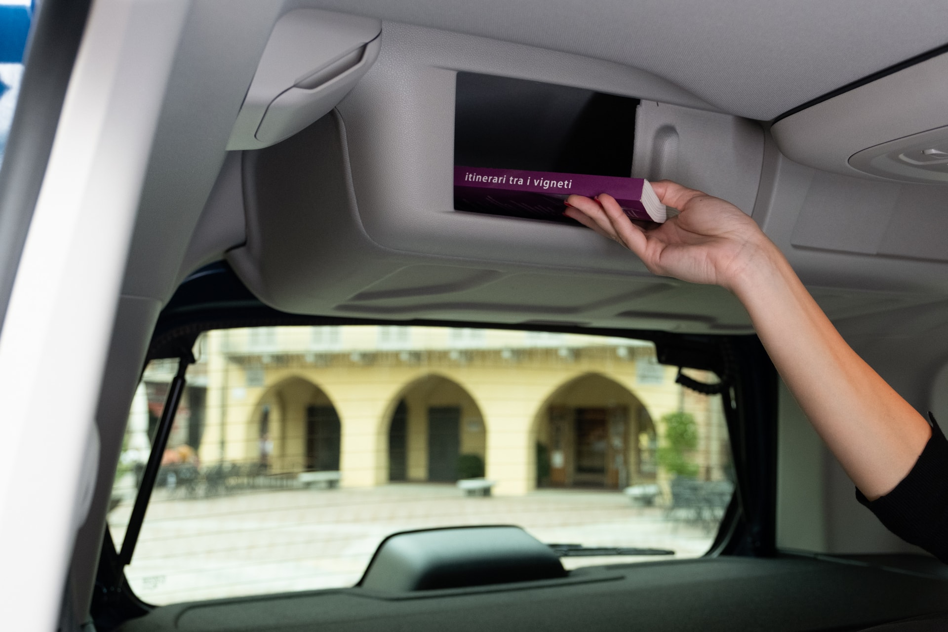 Detalle del parasol con panel integrado en el Fiat Dobló, un detalle de diseño innovador.