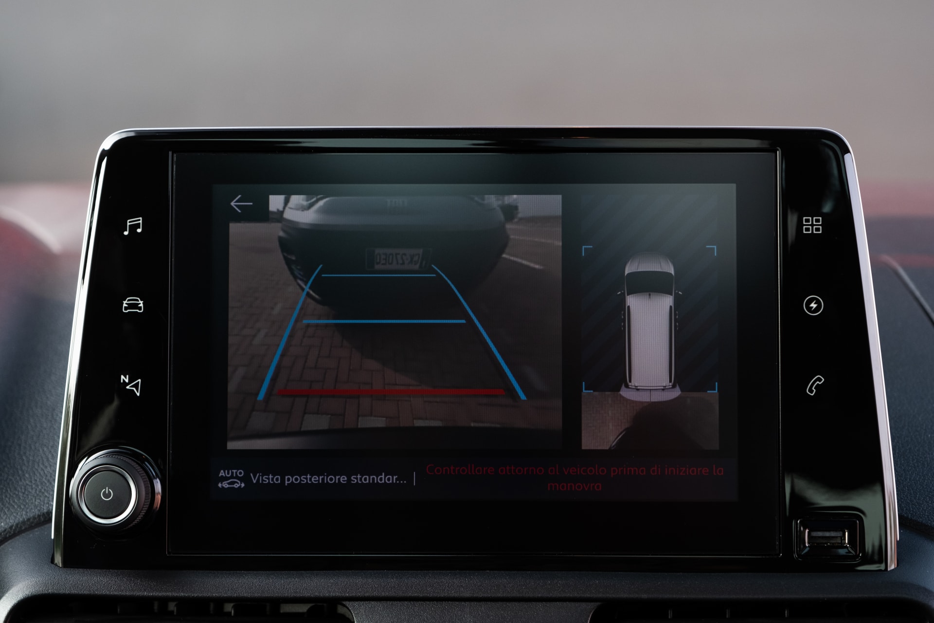 Sistema de entretenimiento y cámara de reversa del Fiat Doblò eléctrico.