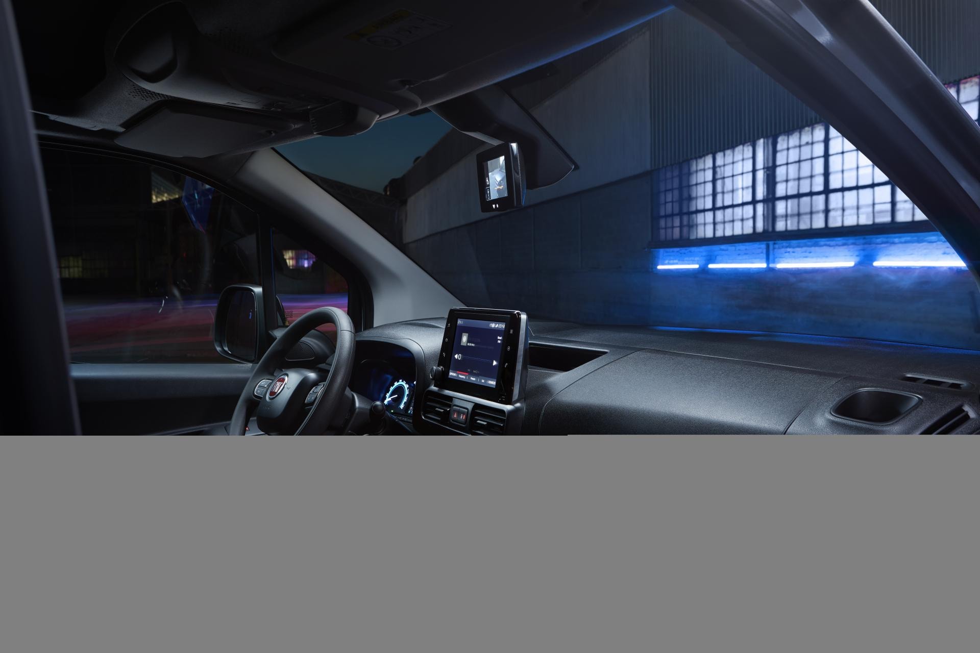 Sistema de infotainment y volante en la cabina del Fiat Doblò.