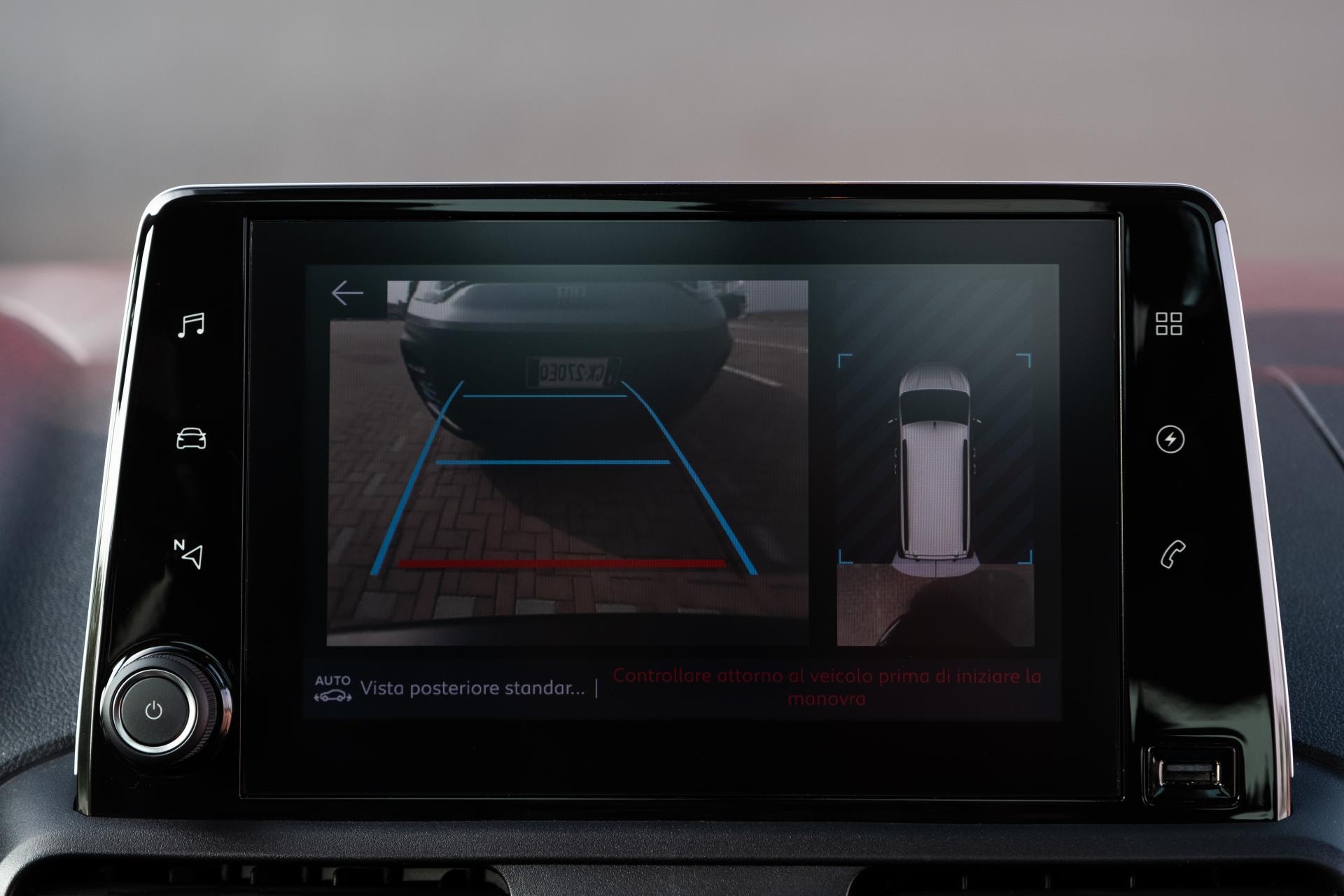 Vista de la pantalla multimedia con la cámara de reversa activada.