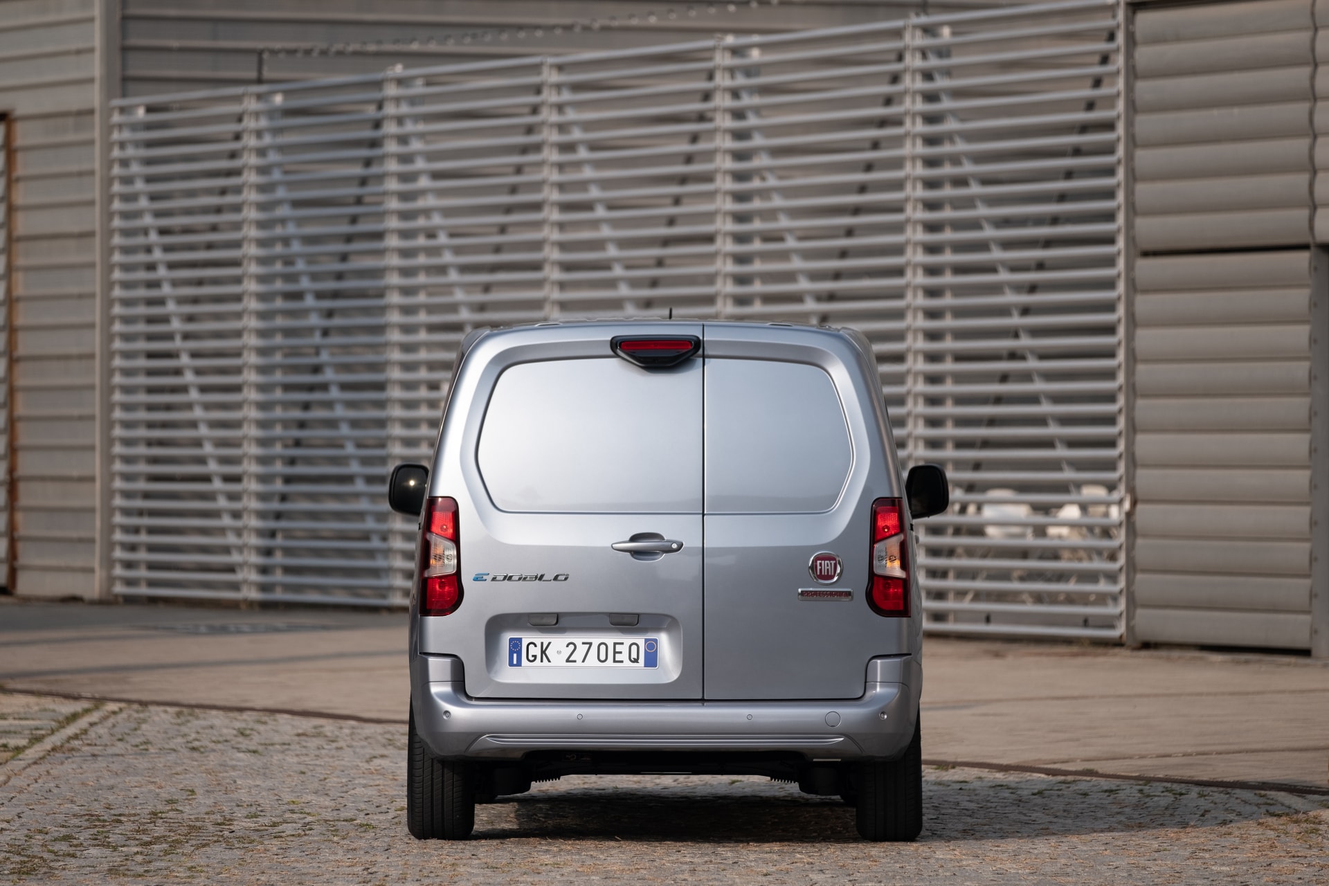 Parte trasera del Fiat Doblò eléctrico, enfatizando su funcionalidad como vehículo comercial.