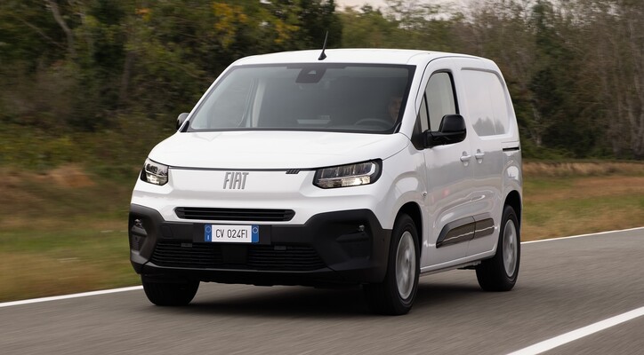 Vista dinámica del Fiat Doblò Van eléctrico, destacando su frontal y perfil.