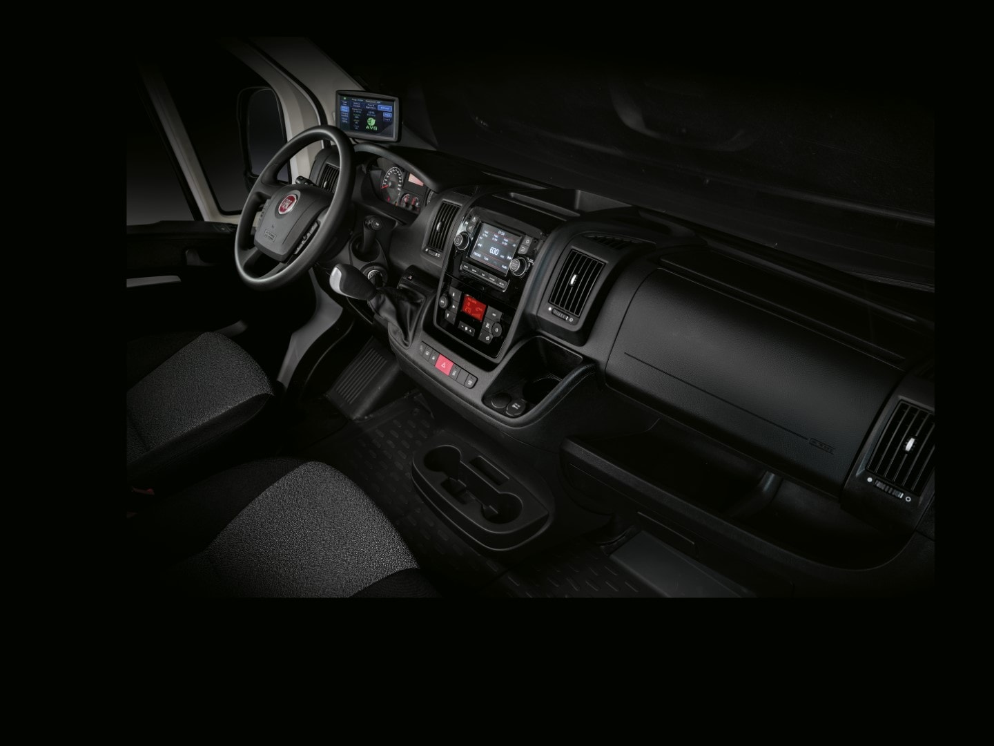 Visión centrada en la consola y comandos del interior de la cabina.