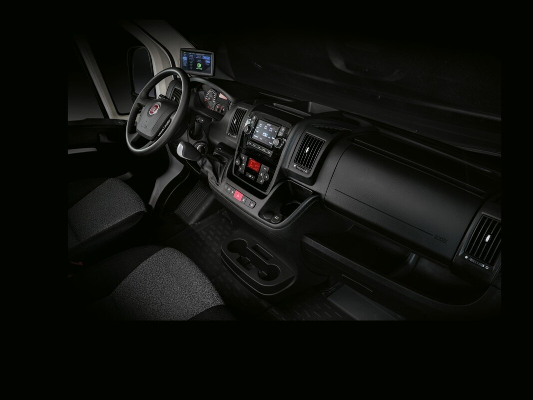 Visión centrada en la consola y comandos del interior de la cabina. Visión centrada en la consola y comandos del interior de la cabina.