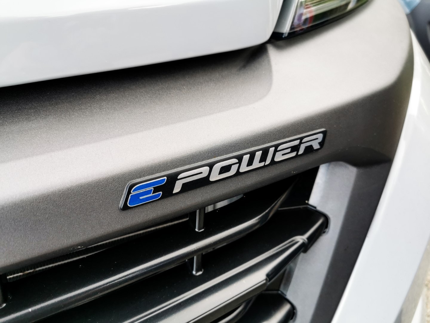 Primer plano del distintivo ePower en la parrilla del Fiat Ducato eléctrico.