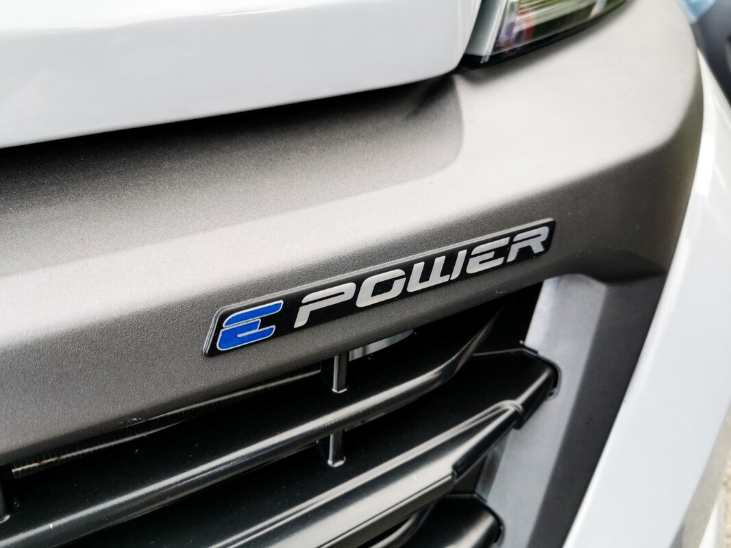 Primer plano del distintivo ePower en la parrilla del Fiat Ducato eléctrico. Primer plano del distintivo ePower en la parrilla del Fiat Ducato eléctrico.