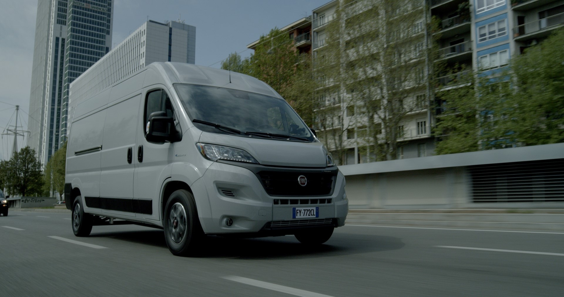 Fiat Ducato eléctrico en movimiento mostrando su frontal y perfil.