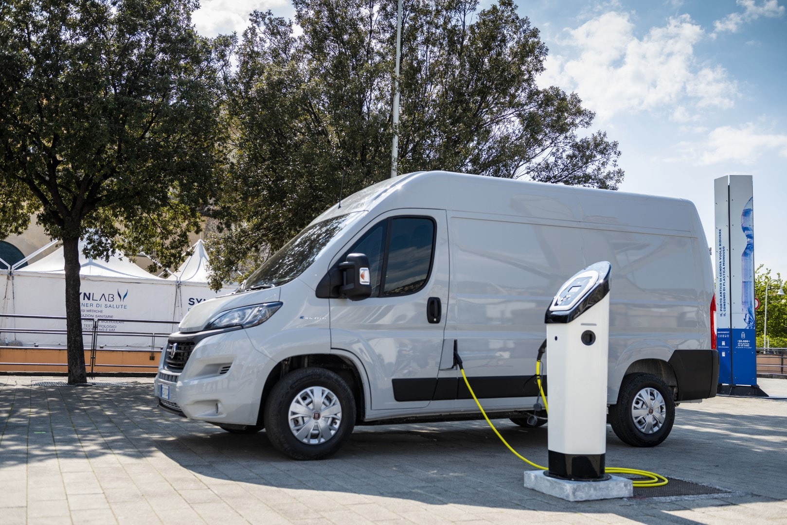 Fiat Ducato eléctrico conectado a un punto de carga durante el día.