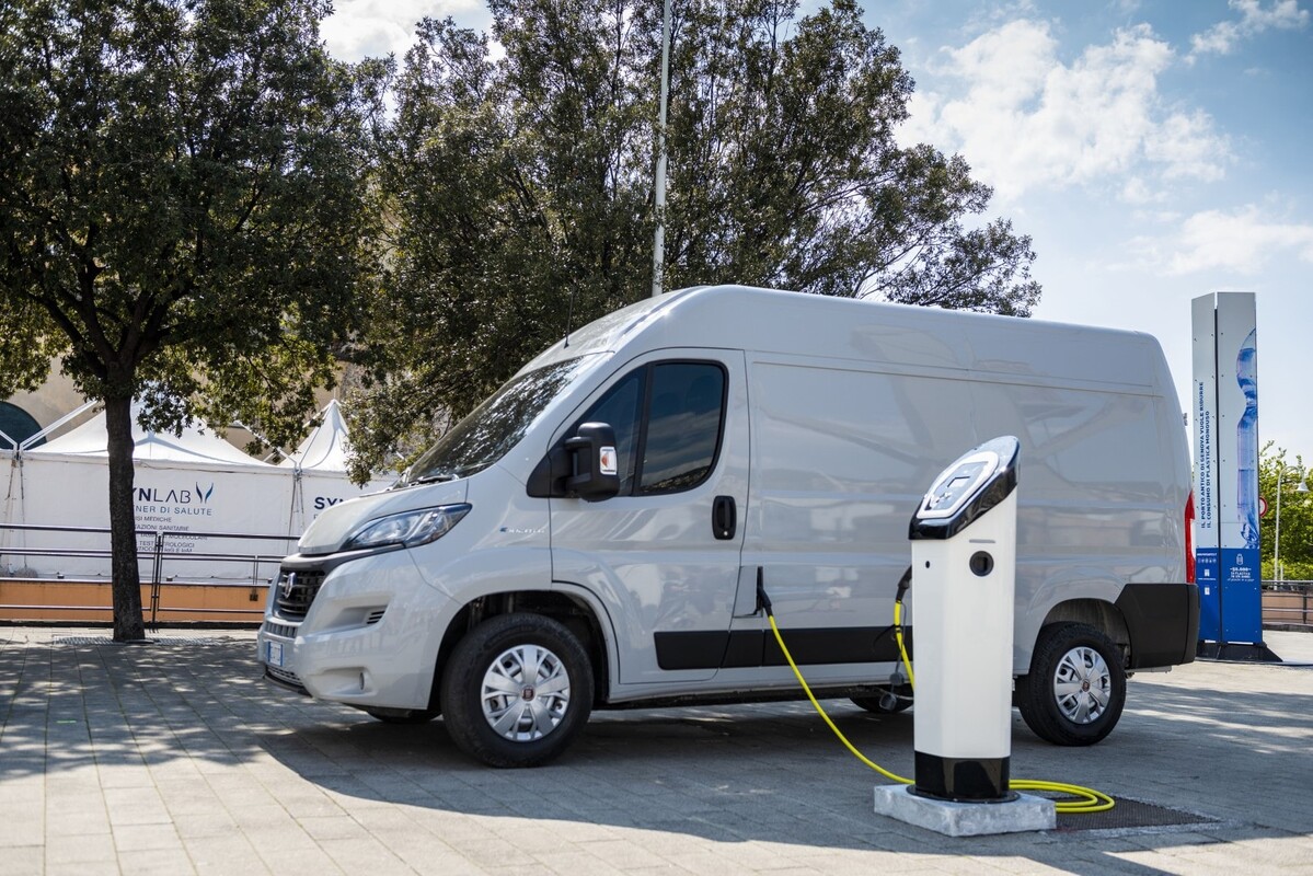 Fiat Ducato eléctrico conectado a un punto de carga durante el día. Fiat Ducato eléctrico conectado a un punto de carga durante el día.