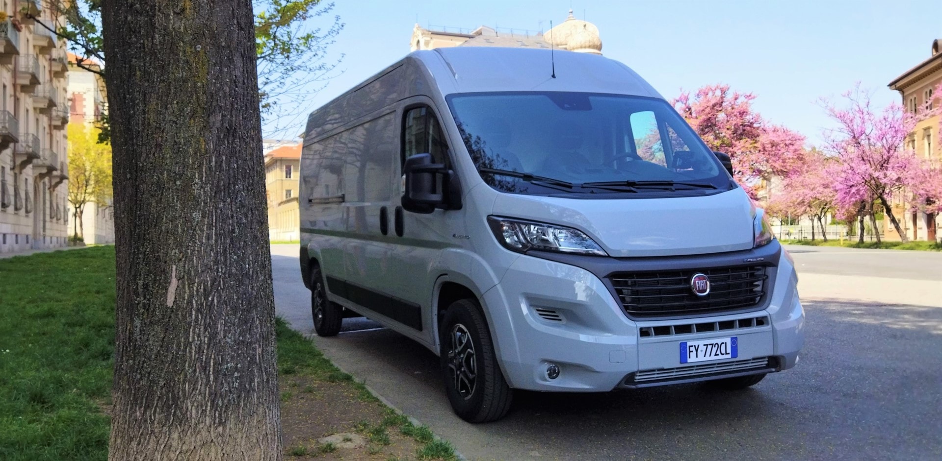 Imagen del Ducato eléctrico en un contexto urbano y natural.