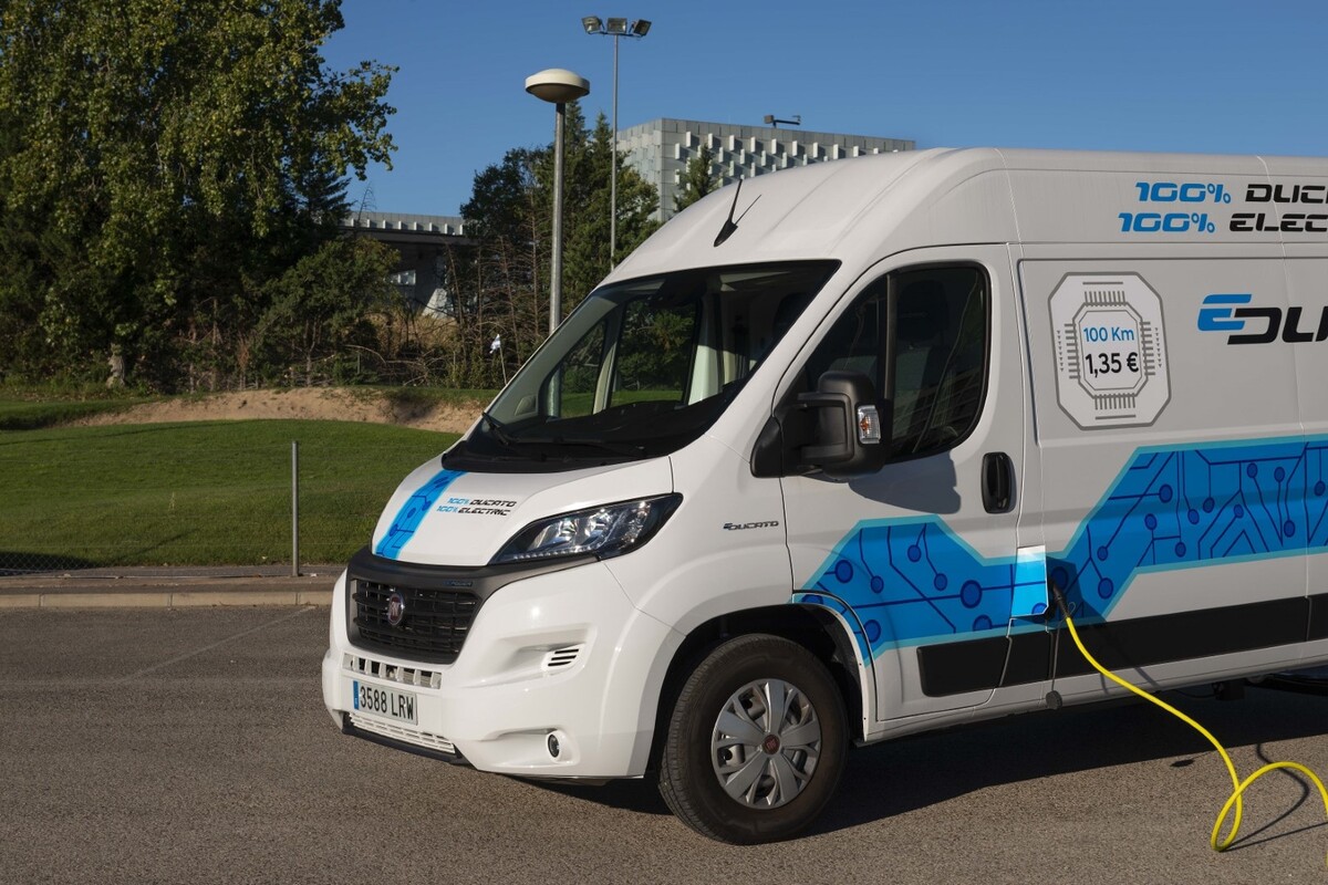 Fiat Ducato eléctrico durante una sesión de recarga diurna. Fiat Ducato eléctrico durante una sesión de recarga diurna.