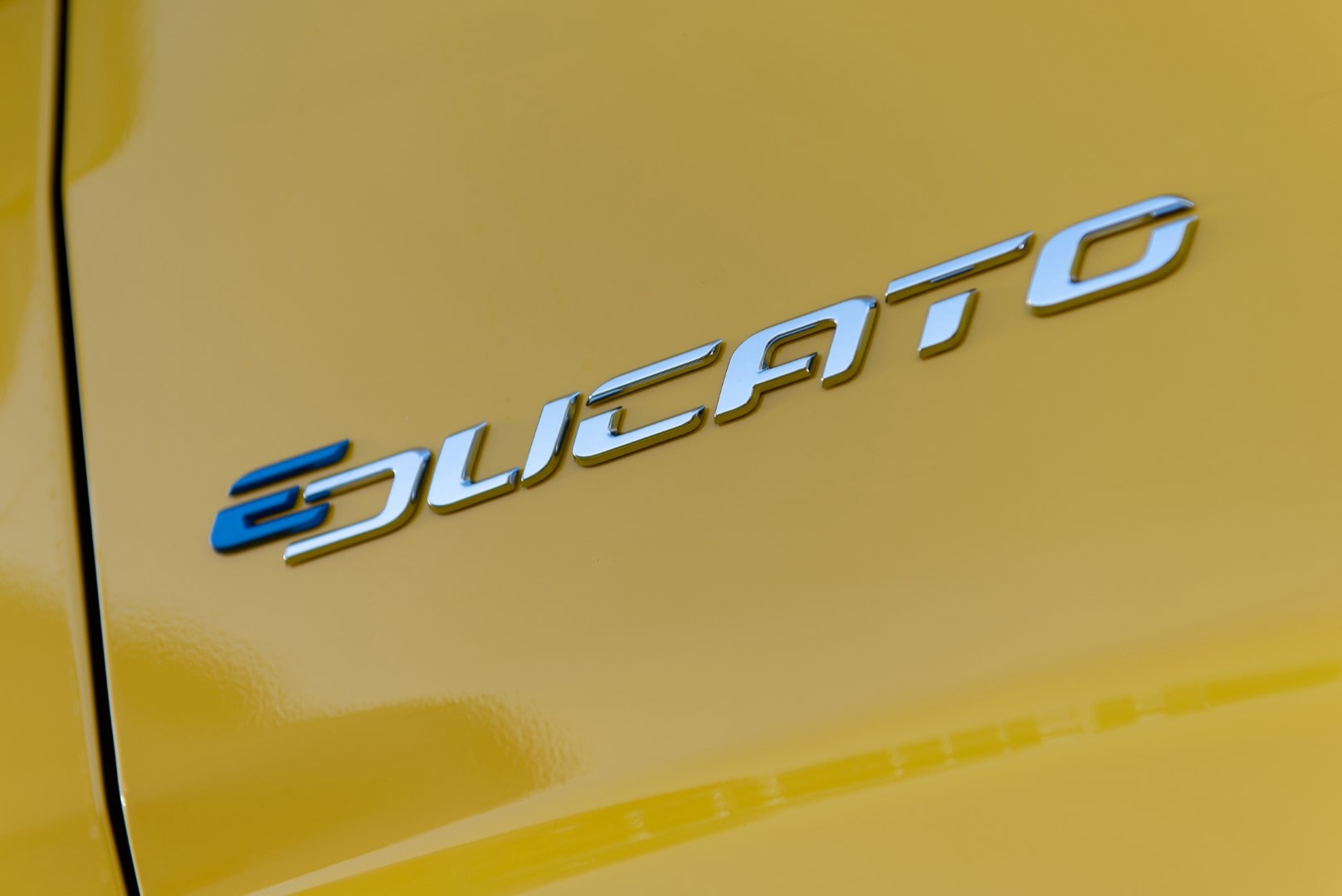 Detalle del emblema 'Ducato' señalando la versión eléctrica.