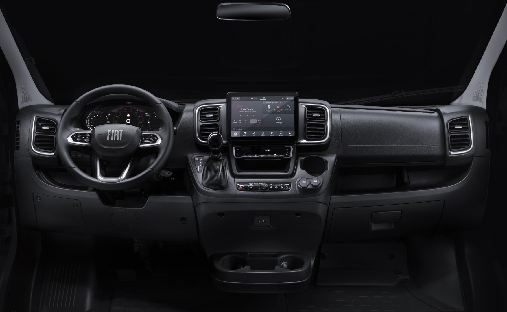 Cabina sofisticada del Fiat Ducato eléctrico, con enfoque en el sistema de infoentretenimiento.