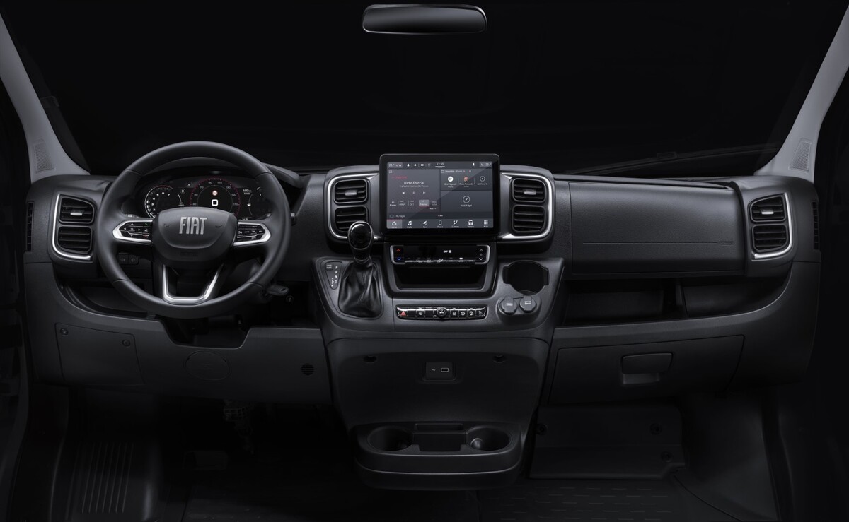 Cabina sofisticada del Fiat Ducato eléctrico, con enfoque en el sistema de infoentretenimiento. Cabina sofisticada del Fiat Ducato eléctrico, con enfoque en el sistema de infoentretenimiento.