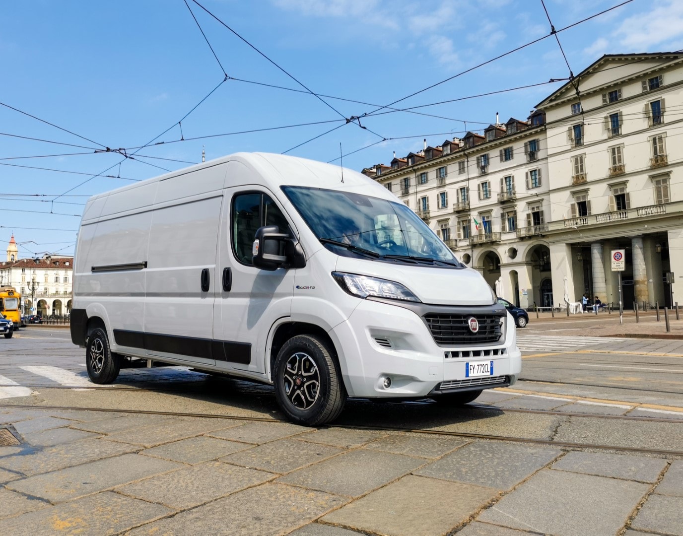 Vista lateral del Fiat Ducato eléctrico en entorno urbano.