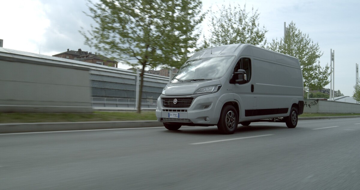 El Fiat Ducato eléctrico captado en movimiento, reflejando su dinamismo en carretera. El Fiat Ducato eléctrico captado en movimiento, reflejando su dinamismo en carretera.