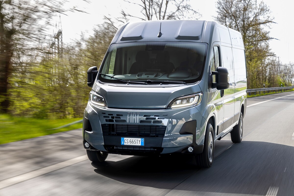 Vista dinámica del Fiat Ducato eléctrico mostrando su diseño frontal y lateral. Vista dinámica del Fiat Ducato eléctrico mostrando su diseño frontal y lateral.
