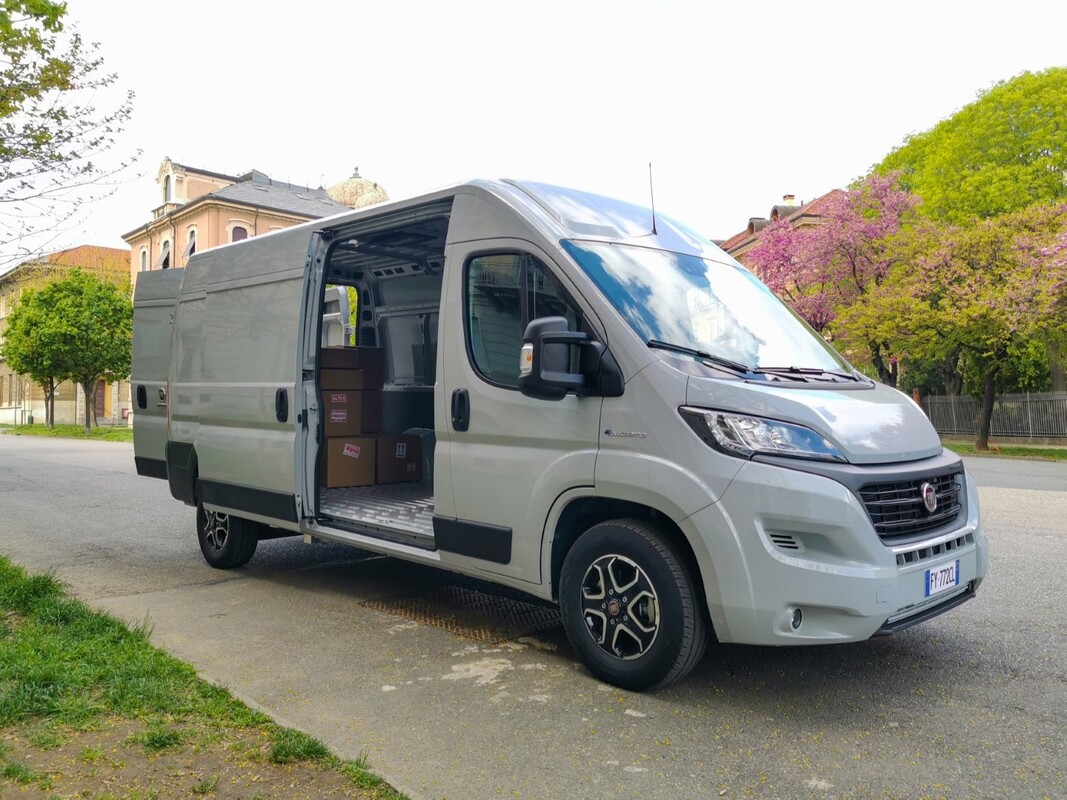 Fiat Ducato eléctrico mostrando su accesibilidad con la puerta lateral corredera abierta. Fiat Ducato eléctrico mostrando su accesibilidad con la puerta lateral corredera abierta.