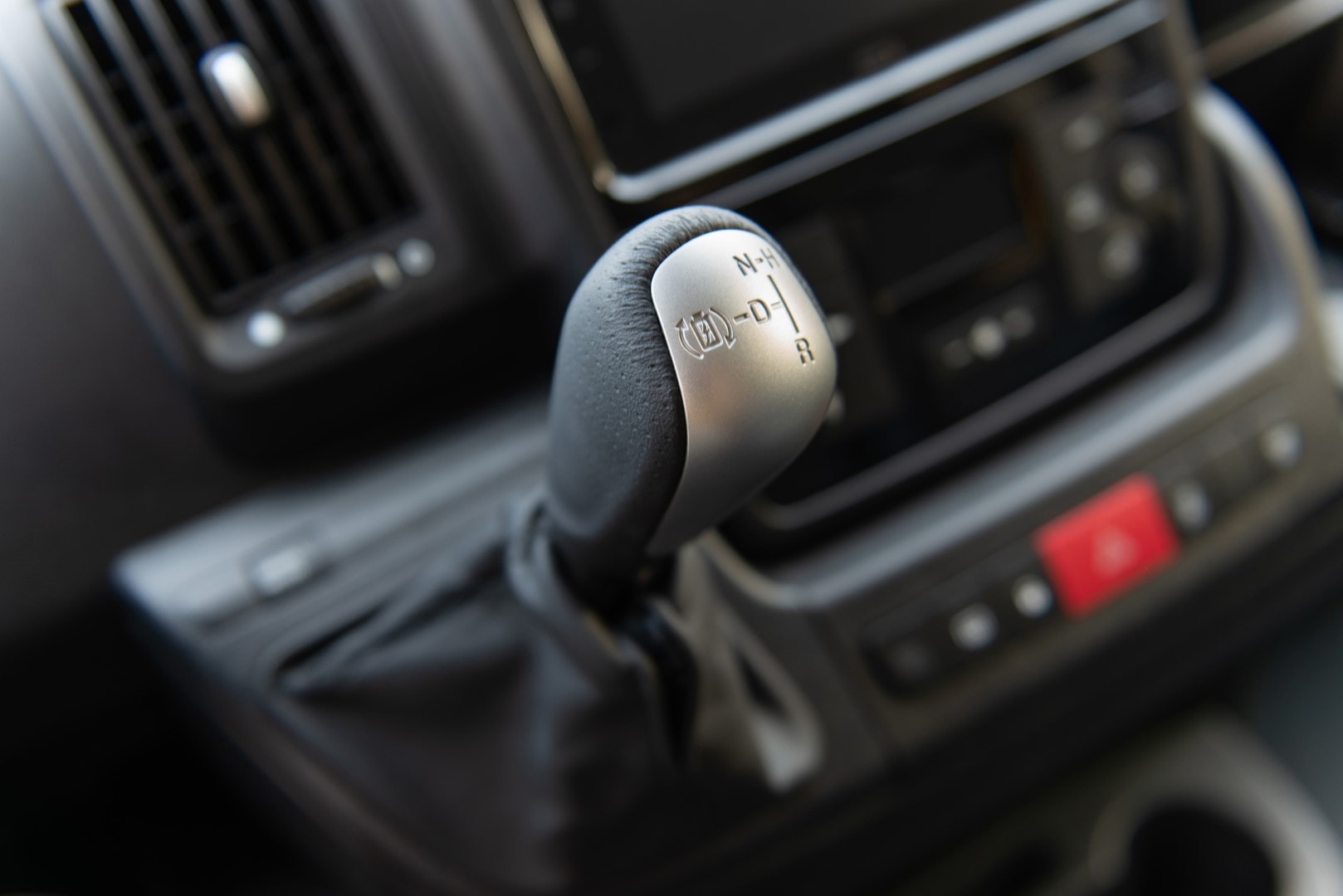 Detalle del selector de marchas del Fiat Ducato eléctrico, enfocado en la interacción del conductor.