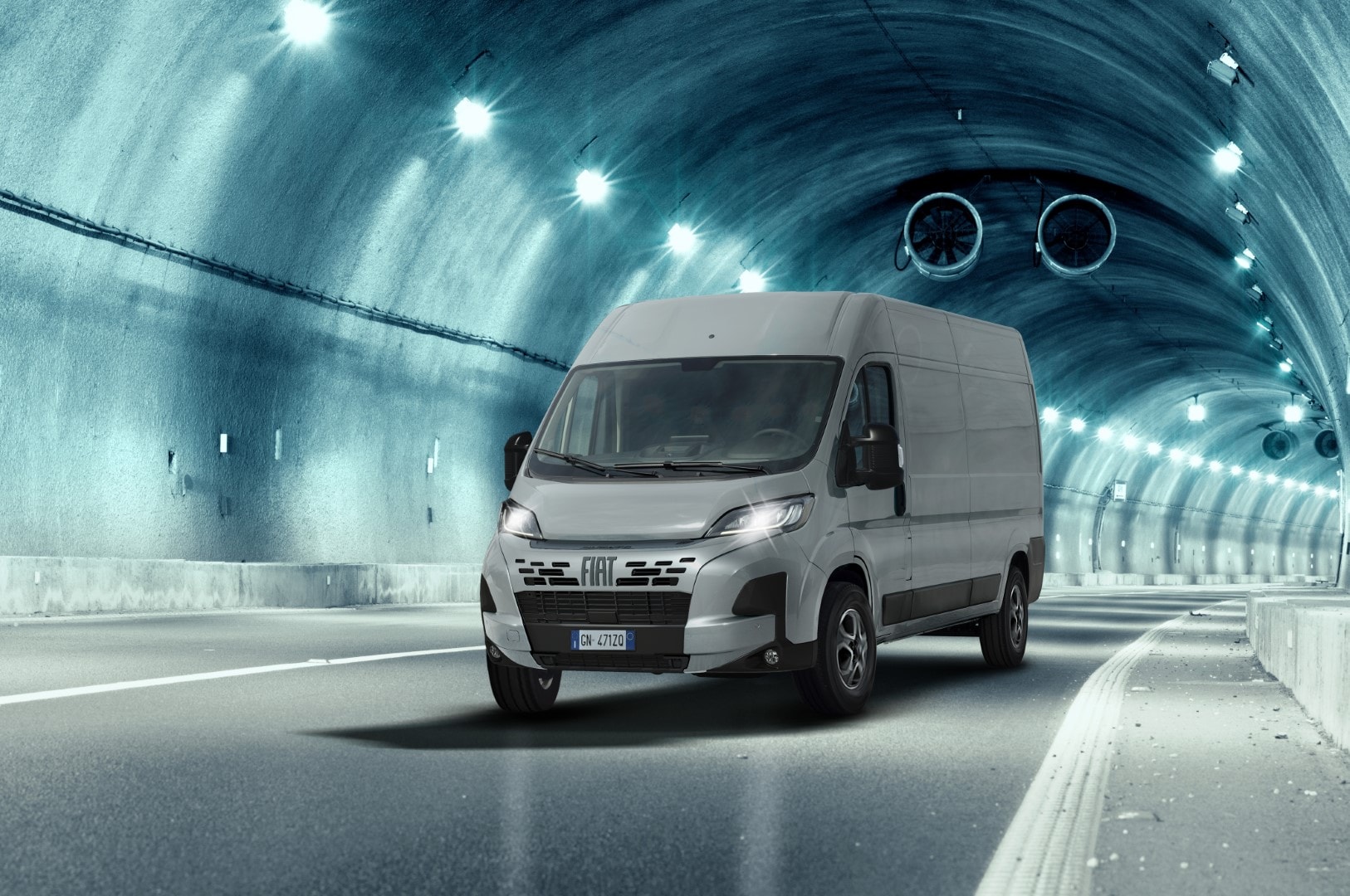 Furgoneta Fiat Ducato eléctrico circulando en un túnel, muestra fluidez y diseño moderno.