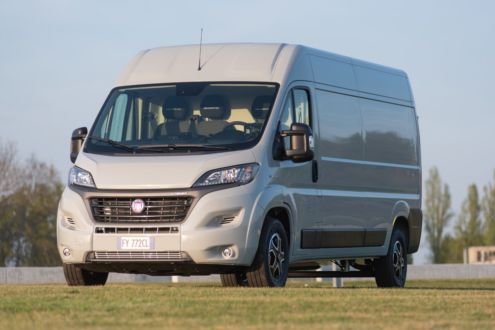 Vista frontal del Fiat Ducato eléctrico, reflejando la estética moderna y profesional.