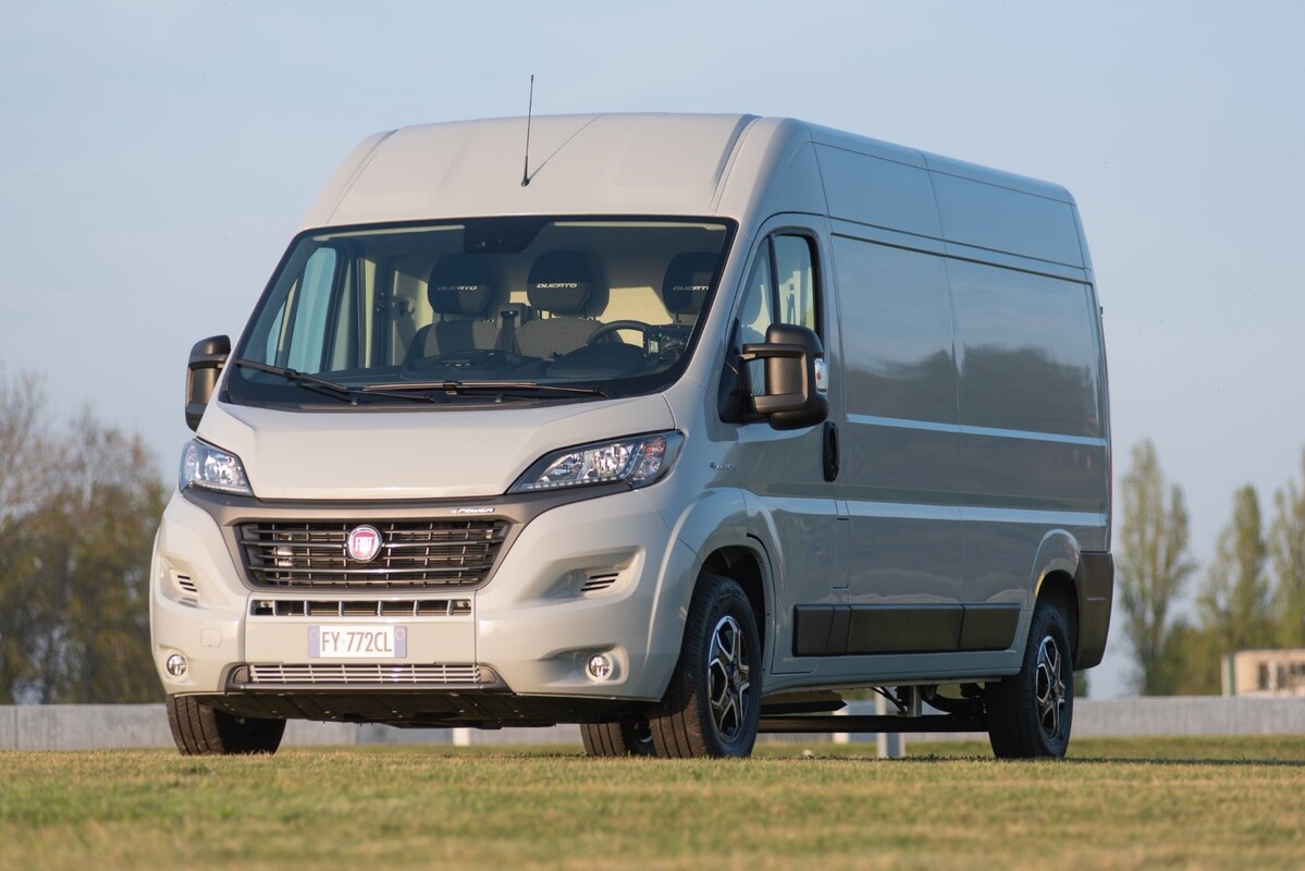 Vista frontal del Fiat Ducato eléctrico, reflejando la estética moderna y profesional. Vista frontal del Fiat Ducato eléctrico, reflejando la estética moderna y profesional.