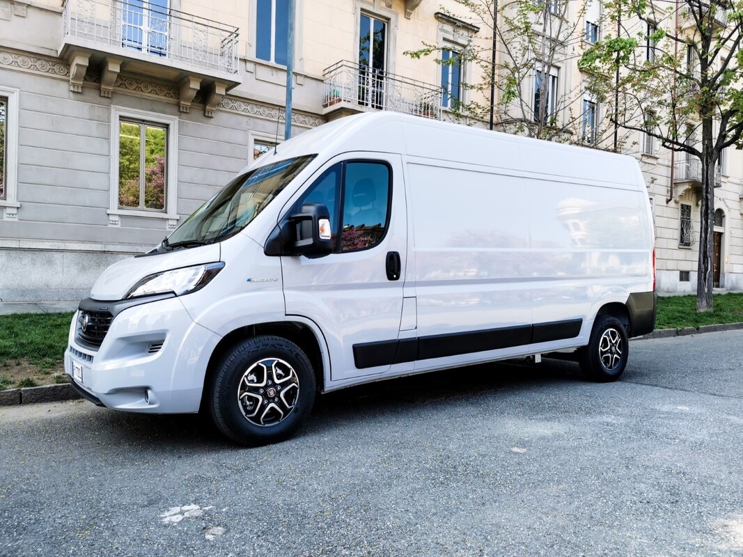 Imagen del Fiat Ducato eléctrico aparcado, vista lateral que destaca su amplitud. Imagen del Fiat Ducato eléctrico aparcado, vista lateral que destaca su amplitud.