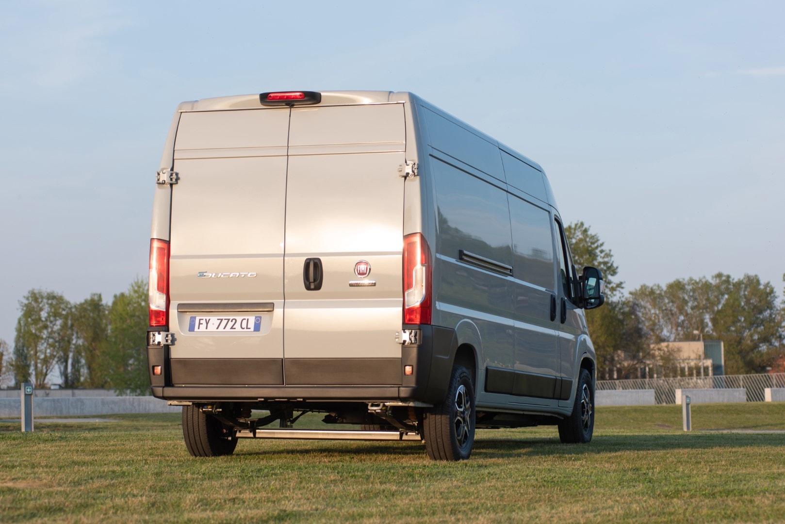 Vista trasera del Fiat Ducato eléctrico destacando su diseño funcional.