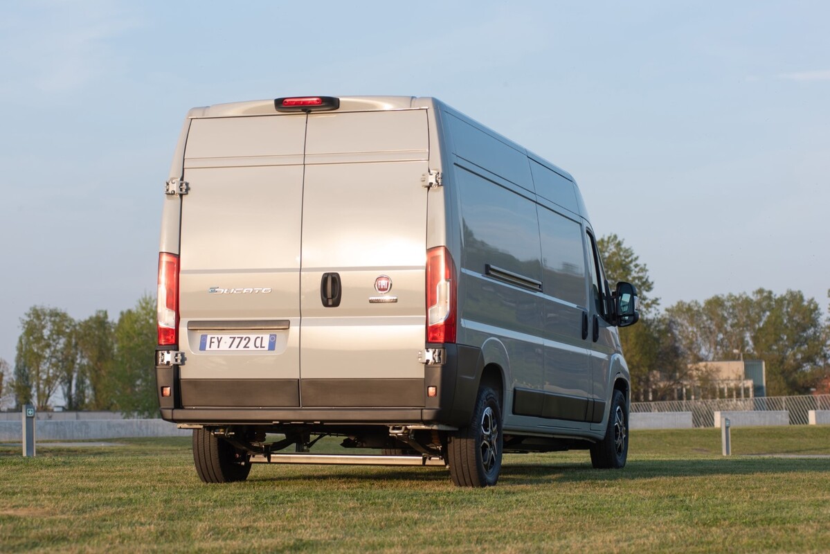 Vista trasera del Fiat Ducato eléctrico destacando su diseño funcional. Vista trasera del Fiat Ducato eléctrico destacando su diseño funcional.