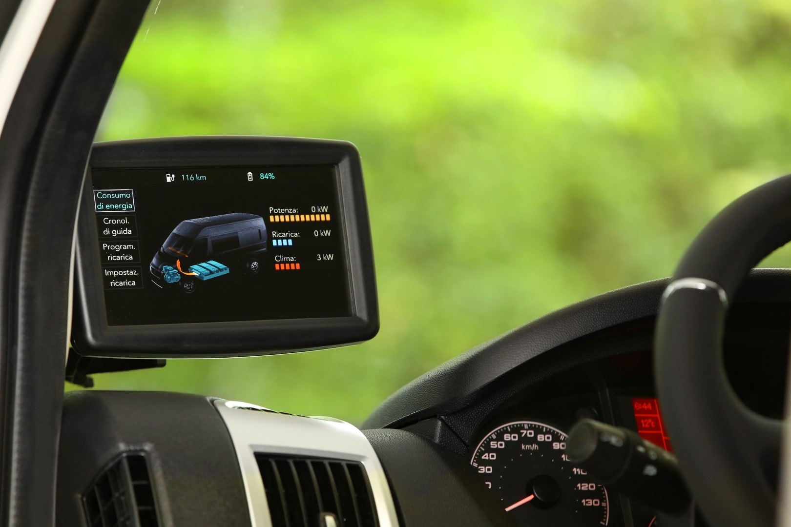 Imagen del sistema de infoentretenimiento y monitoreo de batería en la Fiat Ducato eléctrico.