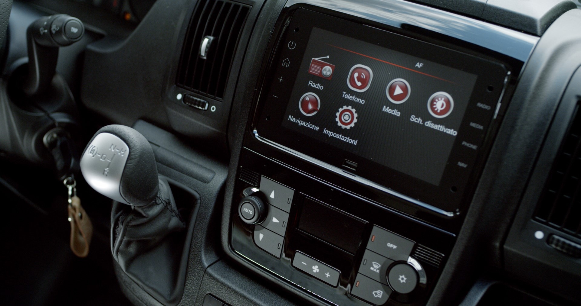 Detalle del sistema de entretenimiento táctil del Fiat Ducato eléctrico.