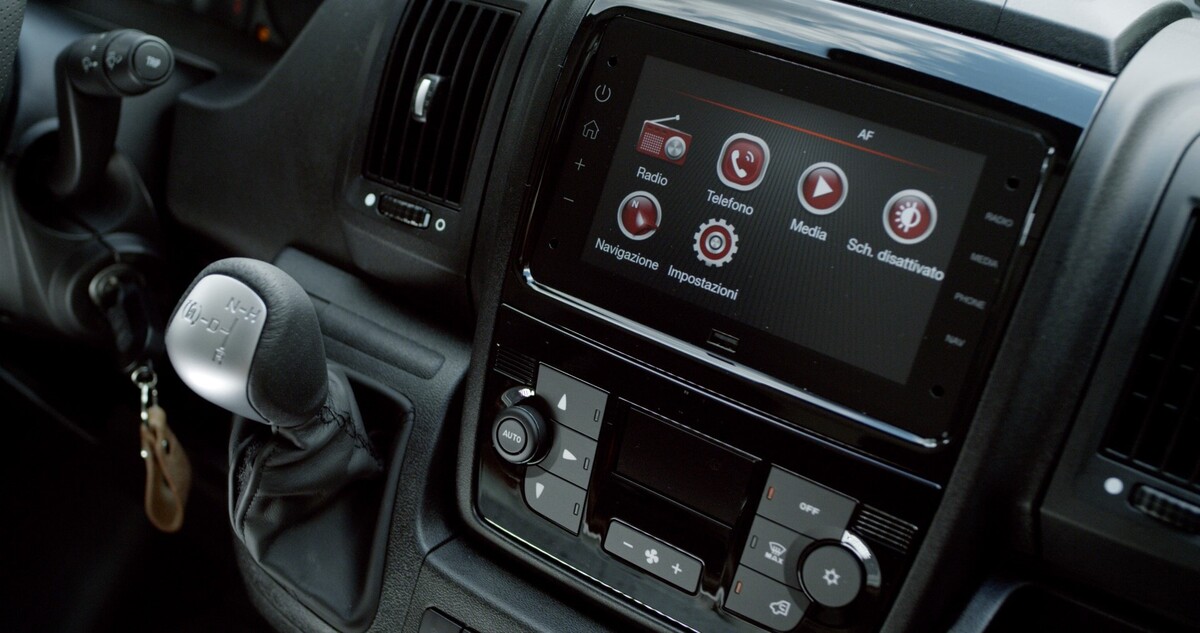 Detalle del sistema de entretenimiento táctil del Fiat Ducato eléctrico. Detalle del sistema de entretenimiento táctil del Fiat Ducato eléctrico.