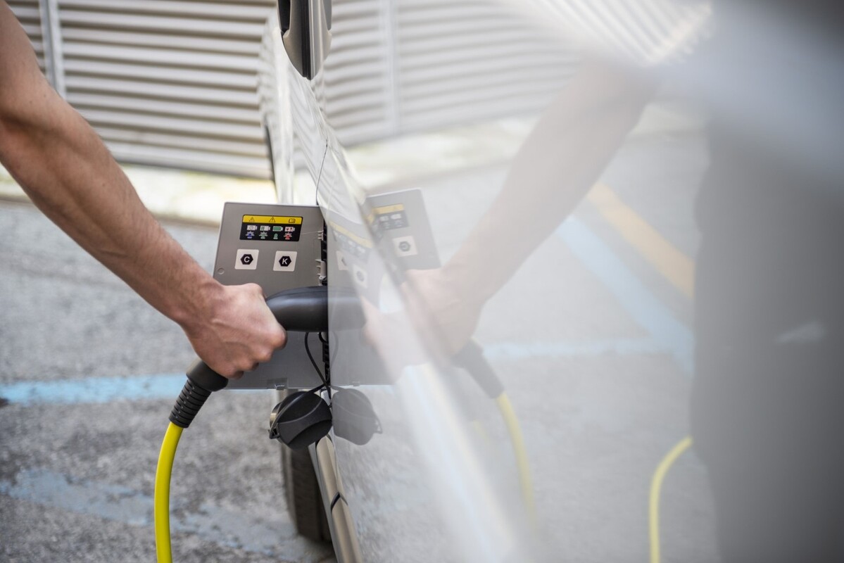 Imagen en detalle del proceso de carga del Fiat Ducato eléctrico. Imagen en detalle del proceso de carga del Fiat Ducato eléctrico.