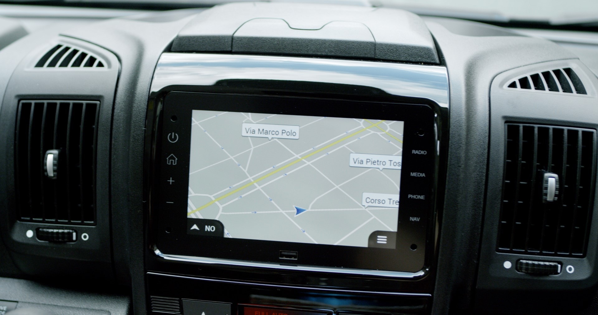 Pantalla del sistema de infotainment del Fiat Ducato, con navegación activa.