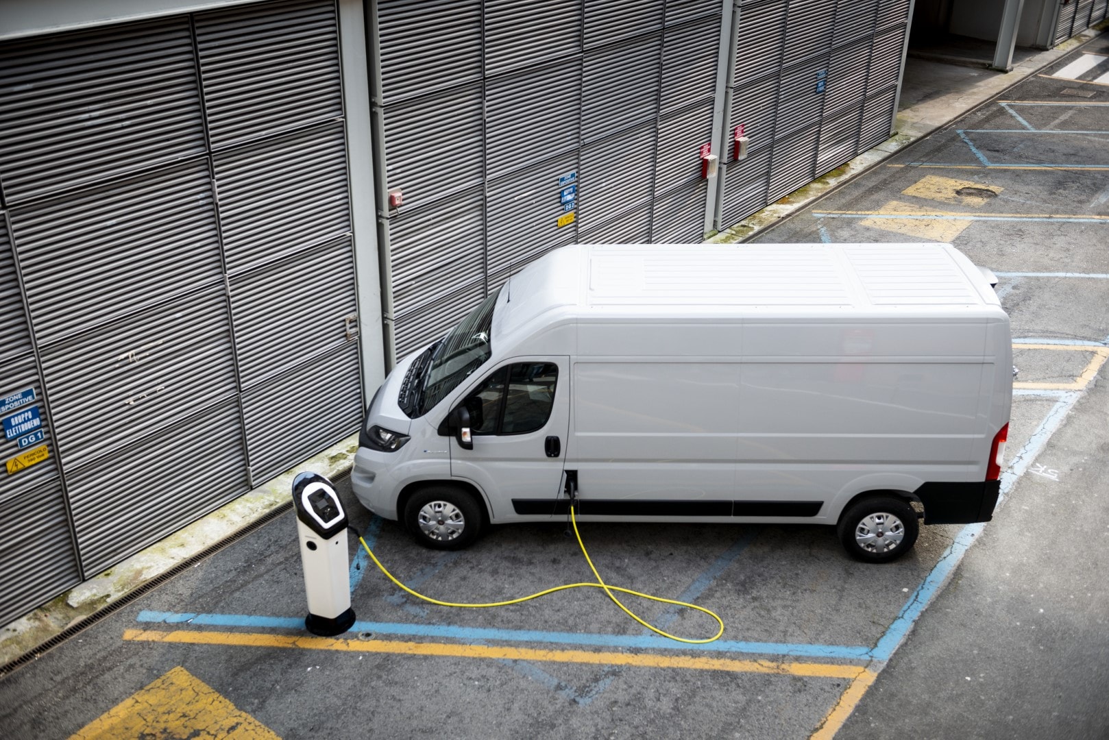 Vista aérea del Fiat Ducato eléctrico cargando, mostrando su diseño superior.