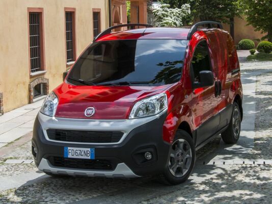 Delantera del Fiat Fiorino rojo, destacando su diseño adaptado a la vida urbana. Delantera del Fiat Fiorino rojo, destacando su diseño adaptado a la vida urbana.